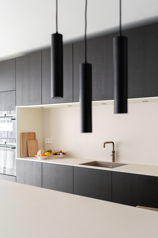 een keuken met contrasten in vormen en kleuren een keuken met contrasten in vormen en kleuren