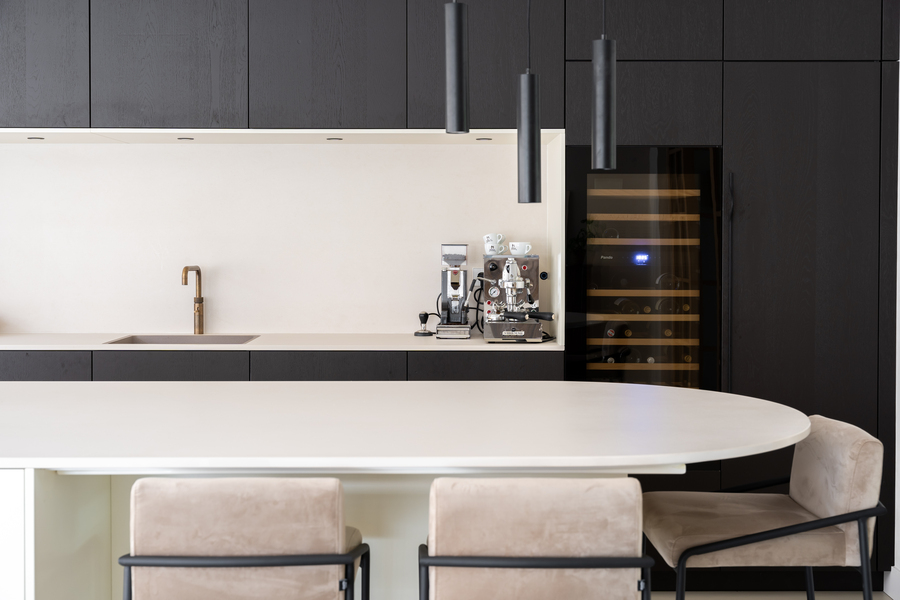 een keuken met contrasten in vormen en kleuren een keuken met contrasten in vormen en kleuren