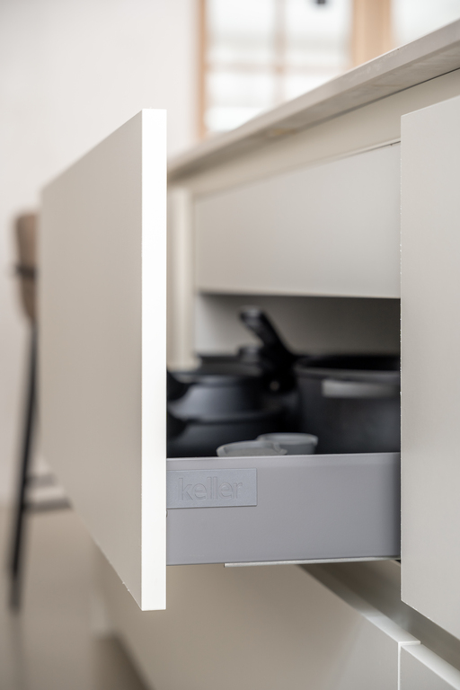 een keuken met contrasten in vormen en kleuren een keuken met contrasten in vormen en kleuren