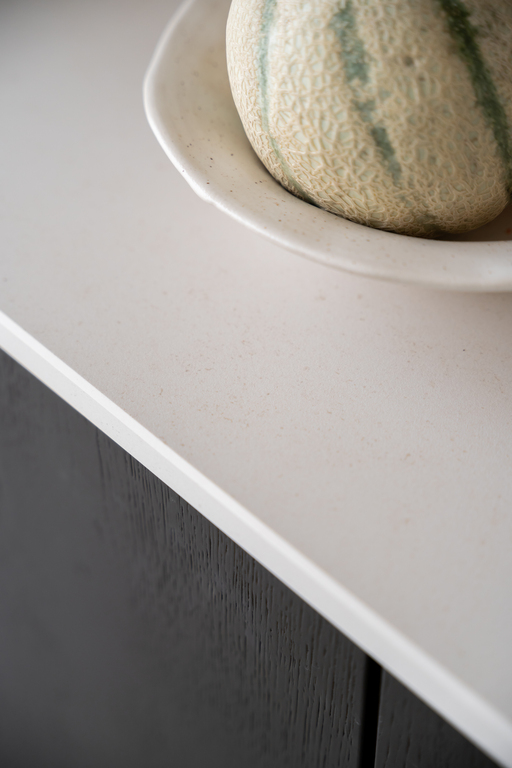 een keuken met contrasten in vormen en kleuren een keuken met contrasten in vormen en kleuren