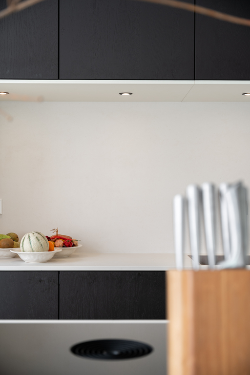 een keuken met contrasten in vormen en kleuren een keuken met contrasten in vormen en kleuren