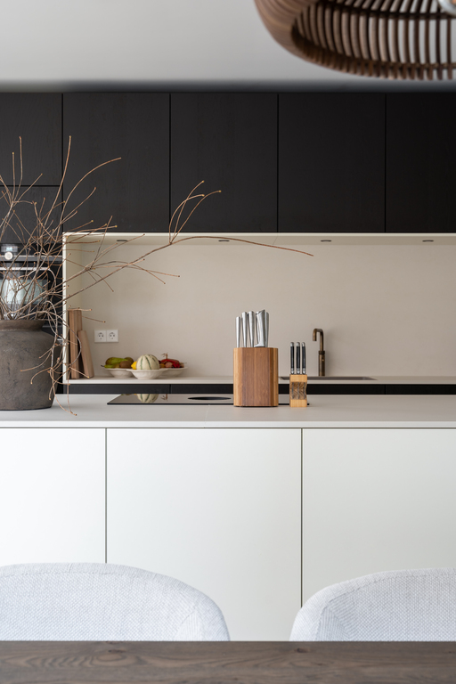 een keuken met contrasten in vormen en kleuren een keuken met contrasten in vormen en kleuren