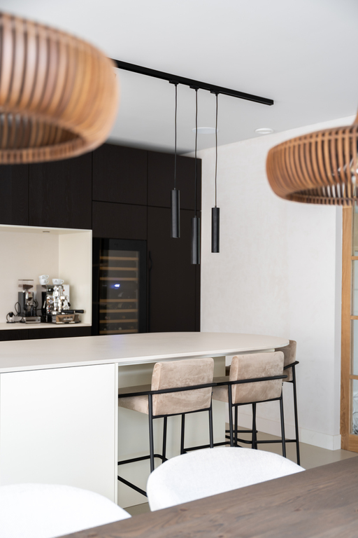 een keuken met contrasten in vormen en kleuren een keuken met contrasten in vormen en kleuren