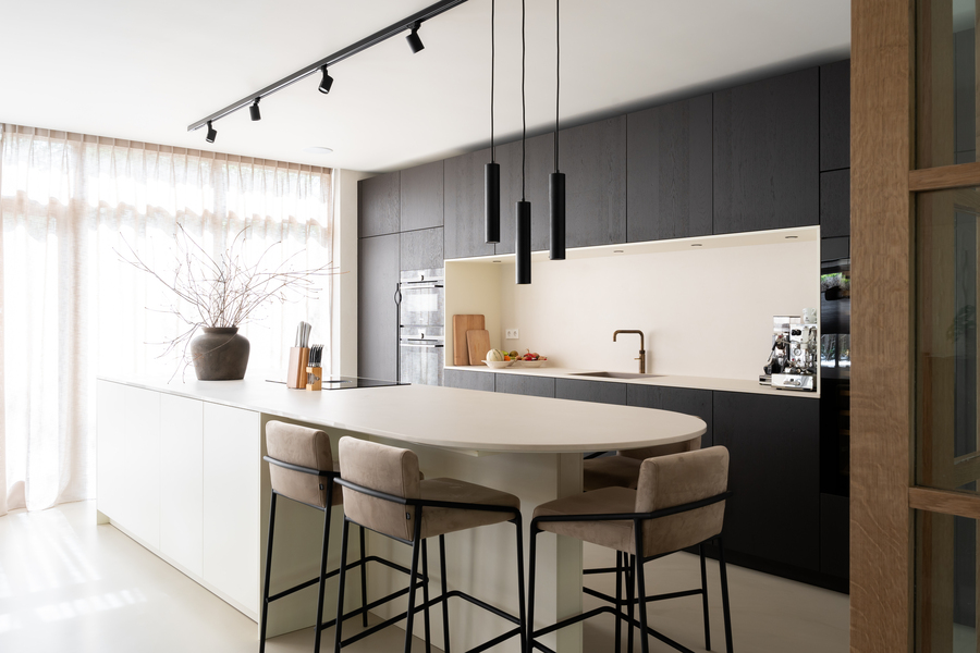 een keuken met contrasten in vormen en kleuren een keuken met contrasten in vormen en kleuren