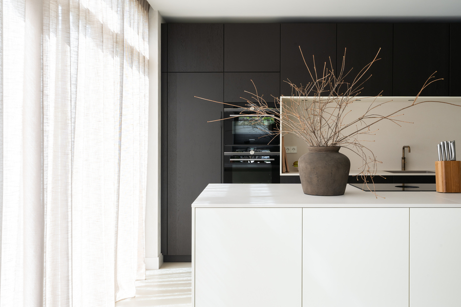 een keuken met contrasten in vormen en kleuren een keuken met contrasten in vormen en kleuren