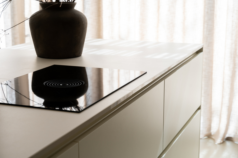 een keuken met contrasten in vormen en kleuren een keuken met contrasten in vormen en kleuren
