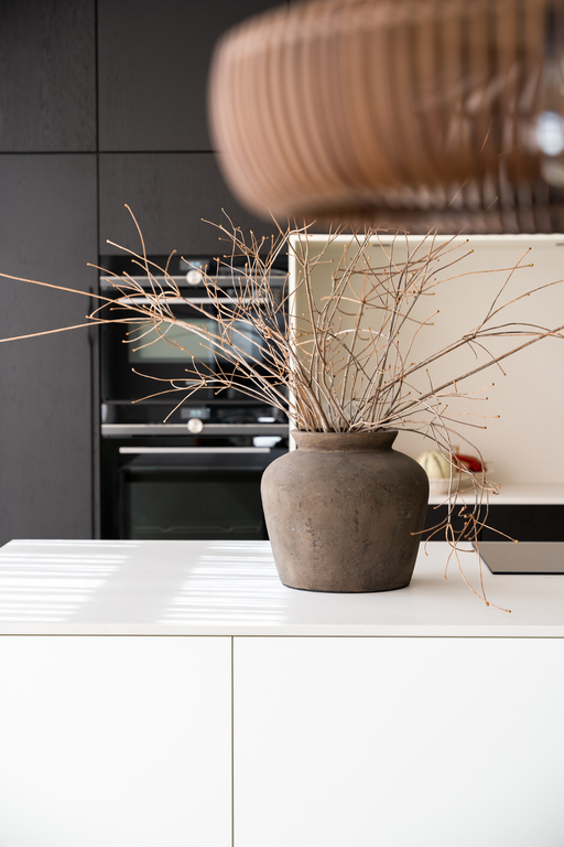 een keuken met contrasten in vormen en kleuren een keuken met contrasten in vormen en kleuren