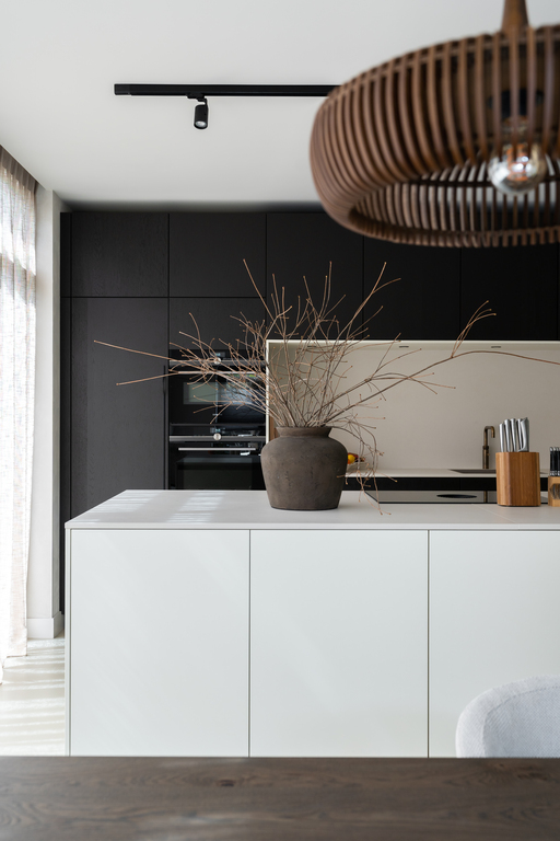 een keuken met contrasten in vormen en kleuren een keuken met contrasten in vormen en kleuren