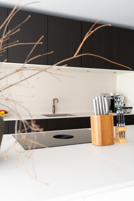 een keuken met contrasten in vormen en kleuren een keuken met contrasten in vormen en kleuren