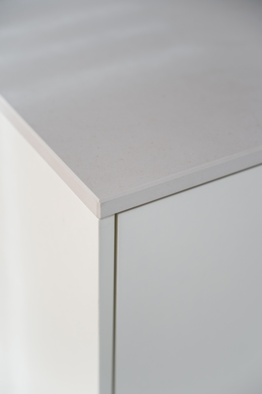 een keuken met contrasten in vormen en kleuren een keuken met contrasten in vormen en kleuren