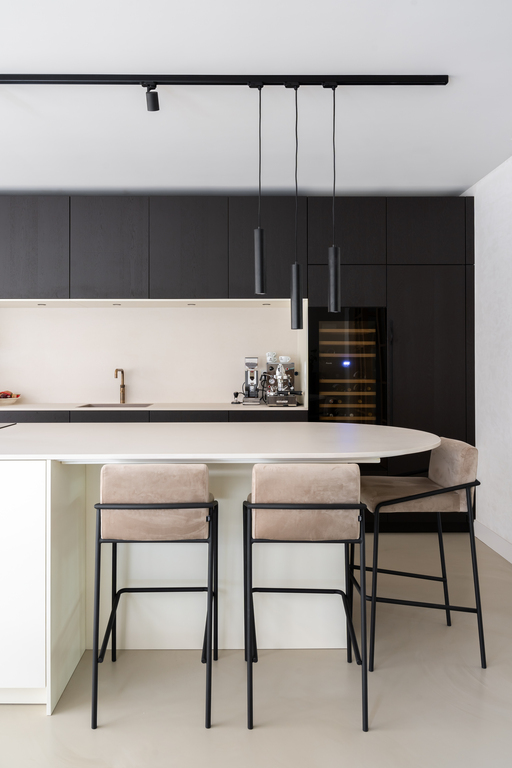 een keuken met contrasten in vormen en kleuren een keuken met contrasten in vormen en kleuren