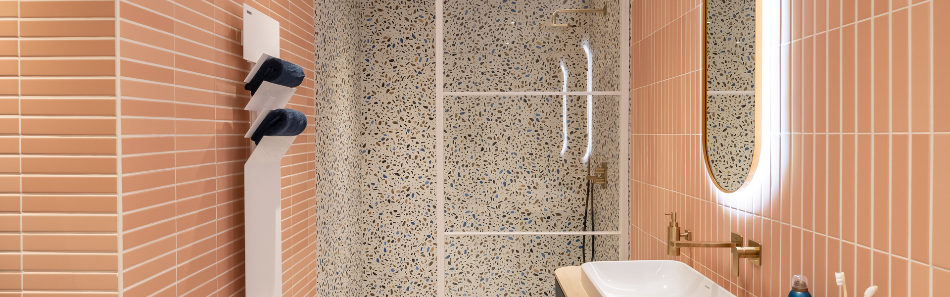een kleurrijke badkamer om stijlvol in te ontspannen