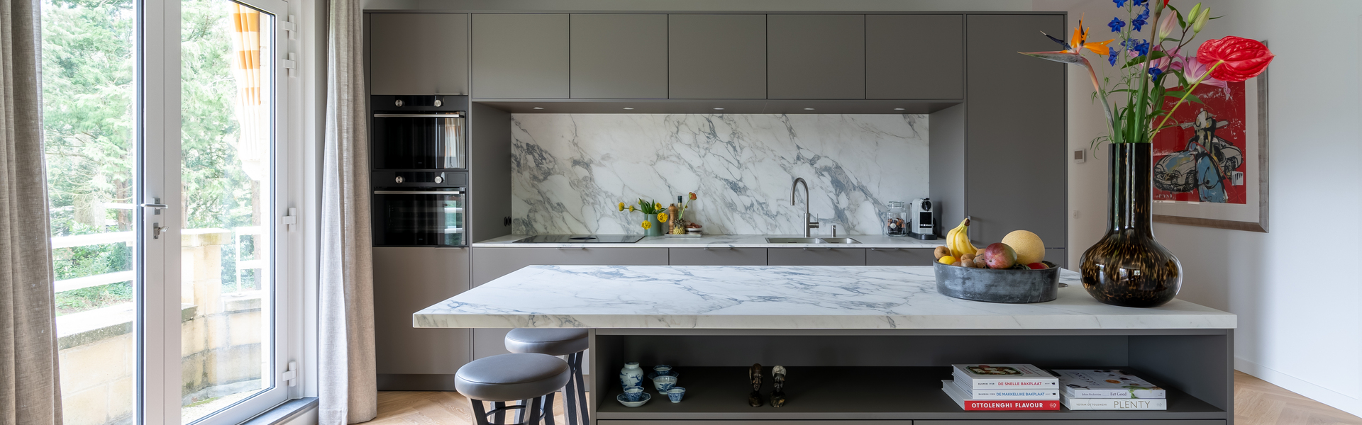 elegante woonkeuken met werkeiland