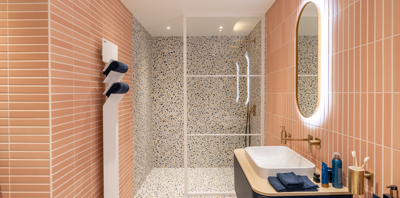 een kleurrijke badkamer om stijlvol in te ontspannen
