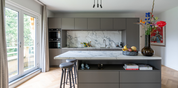 elegante woonkeuken met werkeiland
