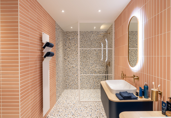 een kleurrijke badkamer om stijlvol in te ontspannen