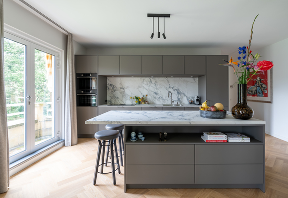 elegante woonkeuken met werkeiland