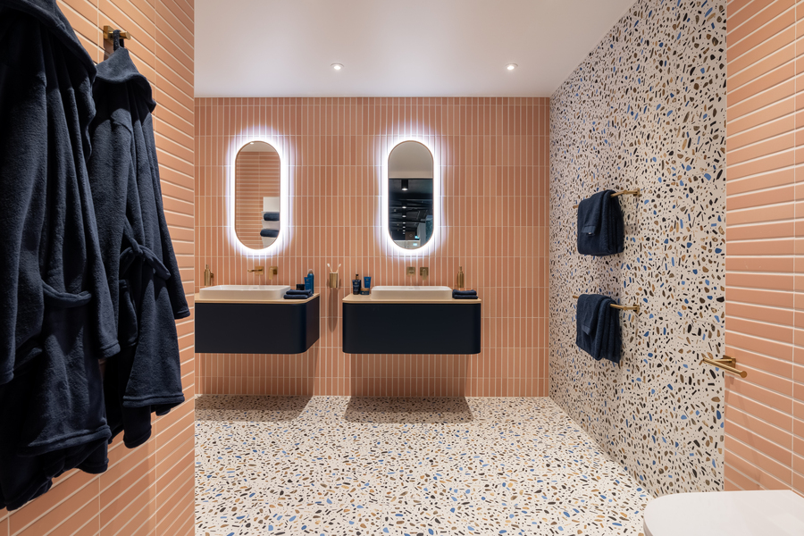 een kleurrijke badkamer om stijlvol in te ontspannen