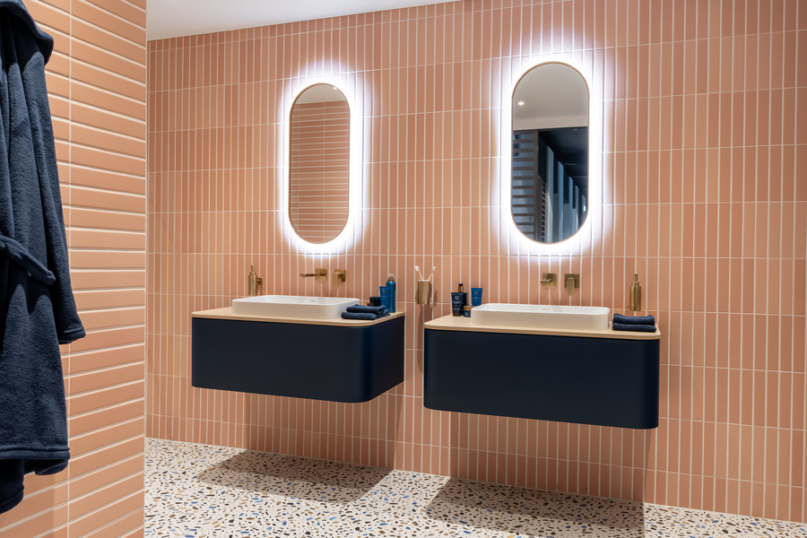 een kleurrijke badkamer om stijlvol in te ontspannen