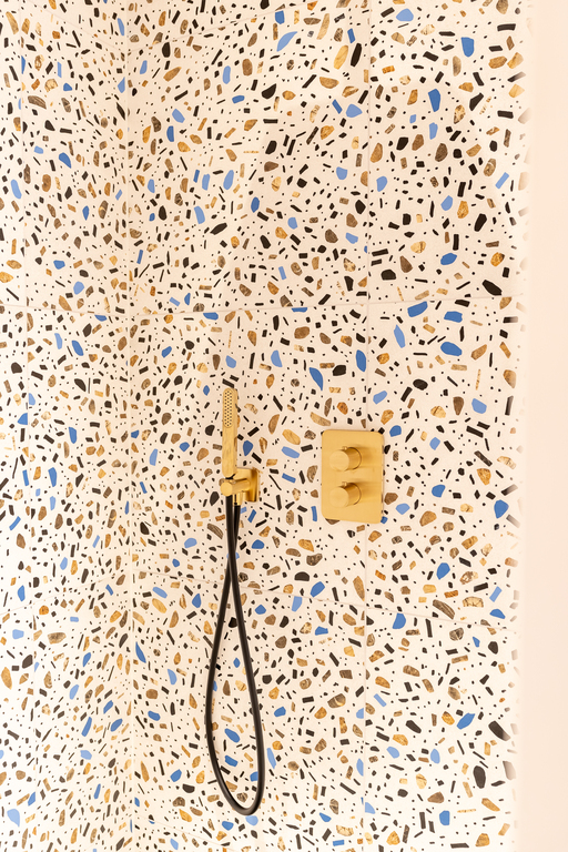 een kleurrijke badkamer om stijlvol in te ontspannen