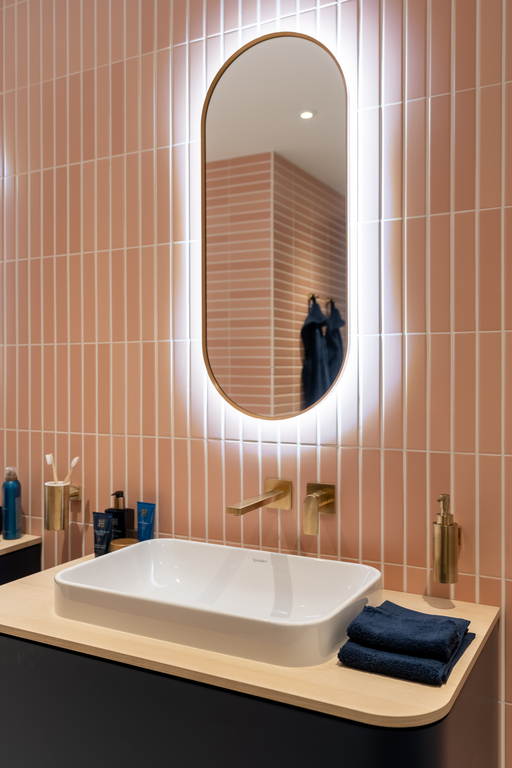 een kleurrijke badkamer om stijlvol in te ontspannen