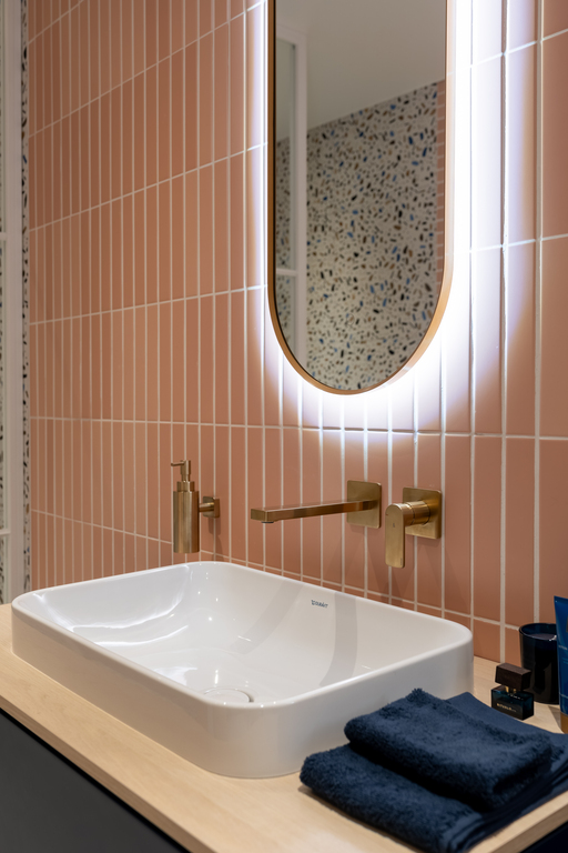 een kleurrijke badkamer om stijlvol in te ontspannen