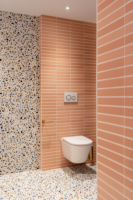 een kleurrijke badkamer om stijlvol in te ontspannen