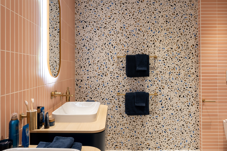 een kleurrijke badkamer om stijlvol in te ontspannen