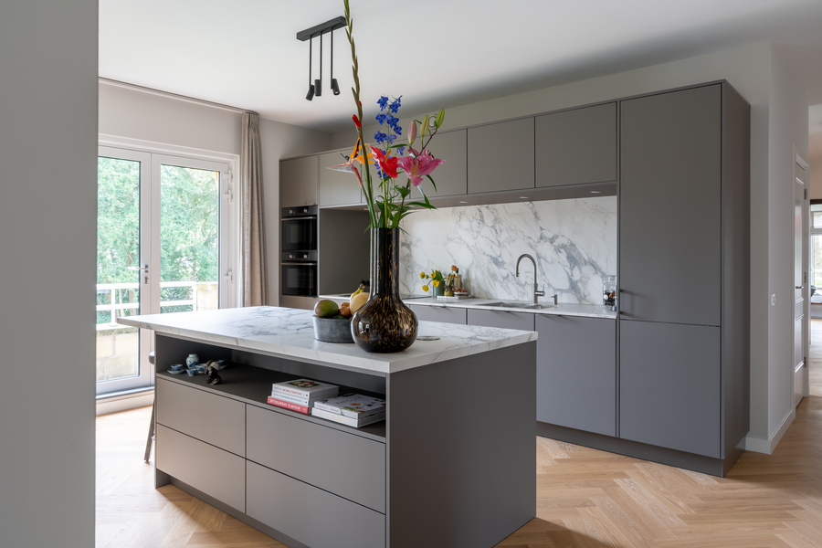 elegante woonkeuken met werkeiland