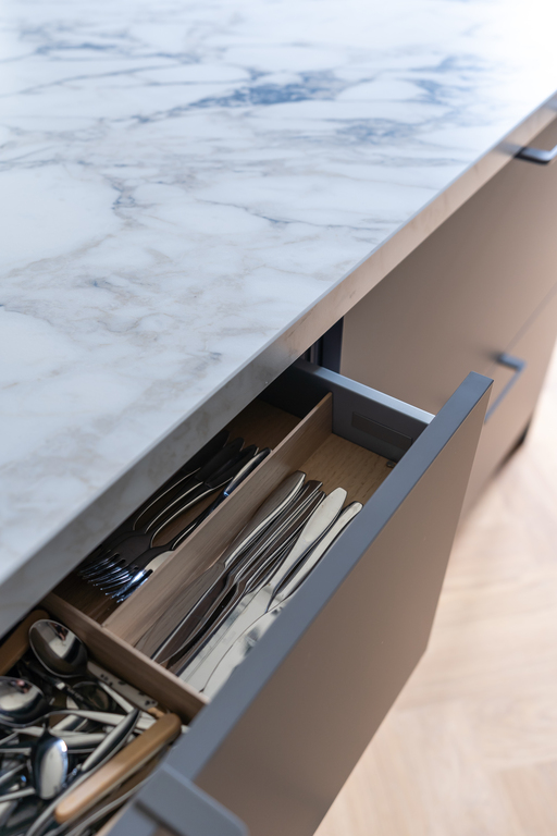 elegante woonkeuken met werkeiland