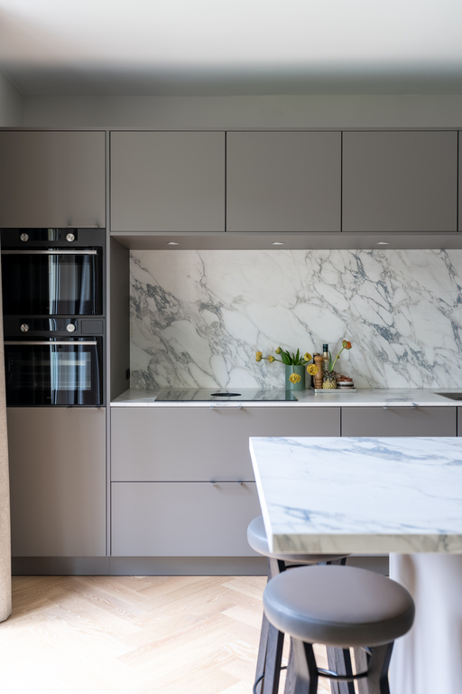 elegante woonkeuken met werkeiland