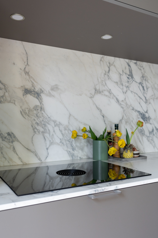 elegante woonkeuken met werkeiland