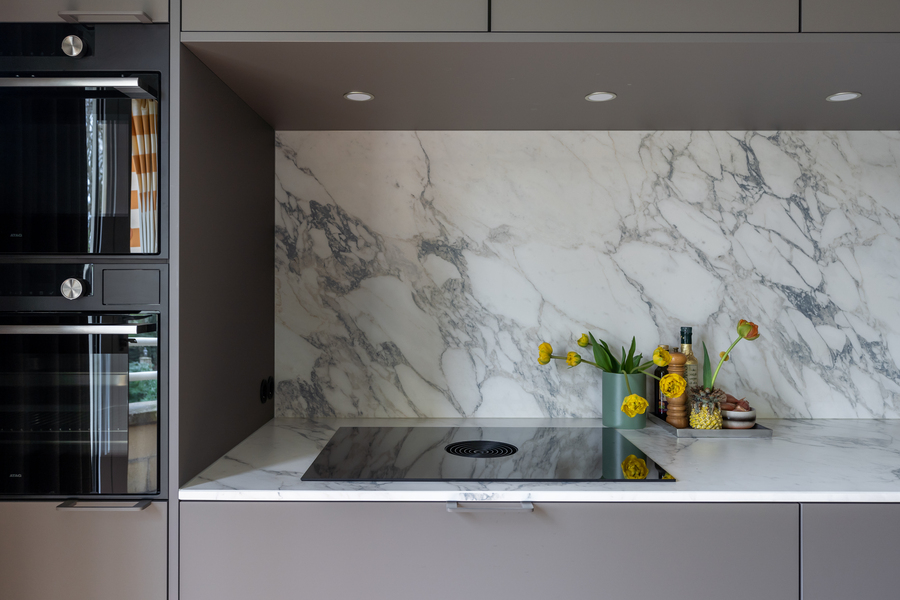 elegante woonkeuken met werkeiland