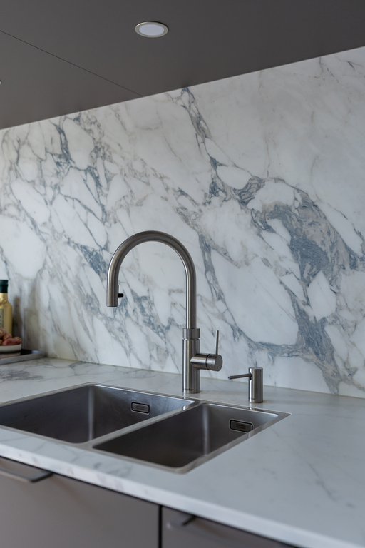 elegante woonkeuken met werkeiland