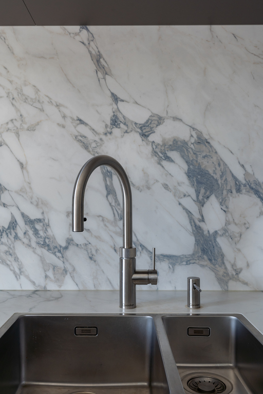 elegante woonkeuken met werkeiland